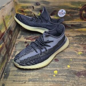 Adidas Yeezy Boost 350 V2 'Carbon'‎ Men's Size 10.5 Pre-owned Sneakers FZ5000